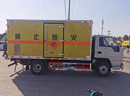 矿区爆破器材运输车工人安全操作规范与智能技术保障